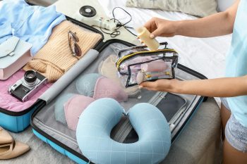 Kosmetyczka podróżna. Co zabrać na wakacje?