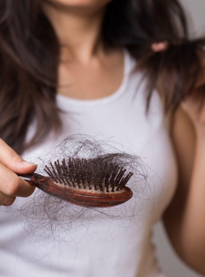 Przyczyny wypadania włosów i sposoby na ich wzmocnienie