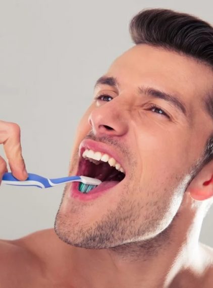 Osad na języku oraz nieprzyjemny zapach z ust. Jak temu zaradzić?