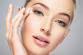 Zaczerwieniona skóra powiek – sposoby na walkę z uciążliwym dyskomfortem