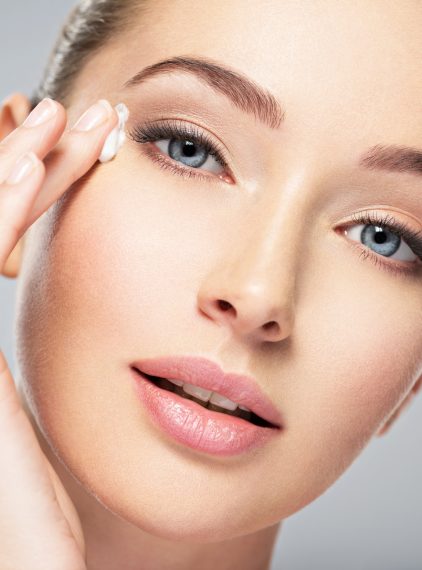 Zaczerwieniona skóra powiek – sposoby na walkę z uciążliwym dyskomfortem