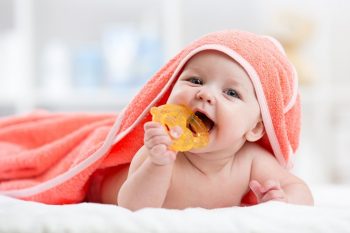 Jak dbać o dziąsła i pierwsze ząbki u dzieci?