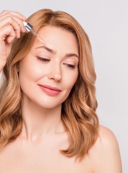 Kwas hialuronowy – co to jest, jak działa i jak go stosować? Kwas hialuronowy na usta, twarz i pod oczy