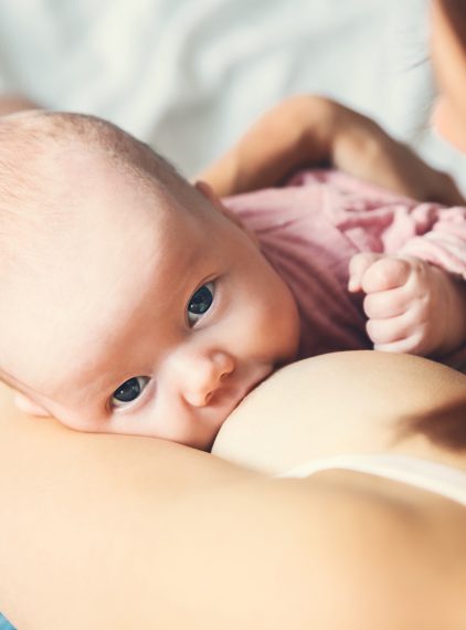 Bolące sutki przy karmieniu – domowe sposoby na pękające brodawki