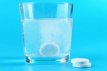 Czy lek musujący można rozpuścić w wodzie gazowanej?
