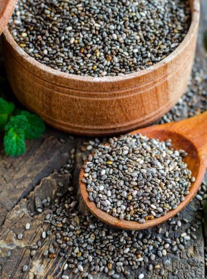 Chia. Dlaczego warto jeść te niepozorne nasiona?