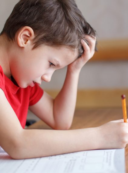 Dysgrafia u dzieci. Jakie są przyczyny? Jak ćwiczyć z dzieckiem?