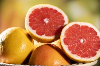 Zdrowotne właściwości grejpfrutów. Jak nam pomagają, kiedy ich unikać?