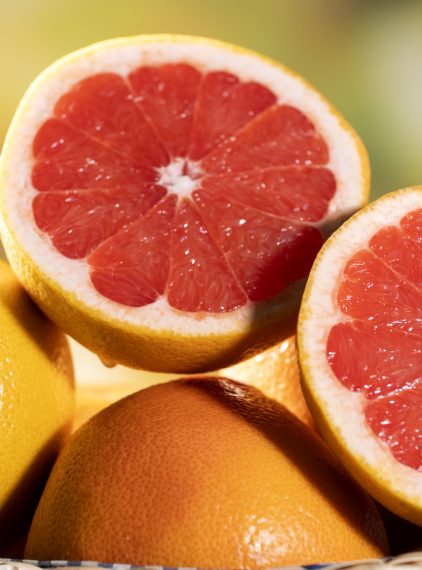 Zdrowotne właściwości grejpfrutów. Jak nam pomagają, kiedy ich unikać?