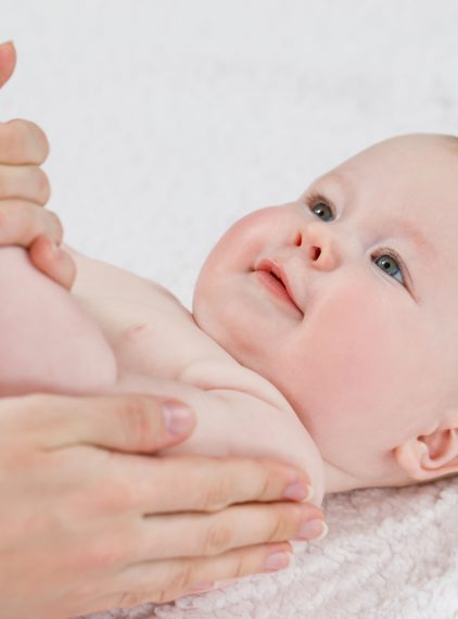 Atopowe zapalenie skóry u dzieci. Jak wygląda pielęgnacja?