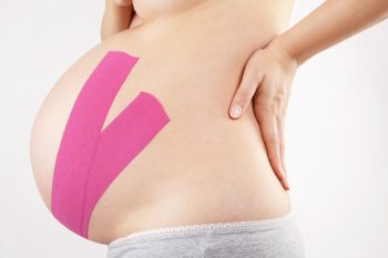 Kinesiotaping w ciąży – bezpieczna ulga w bólu