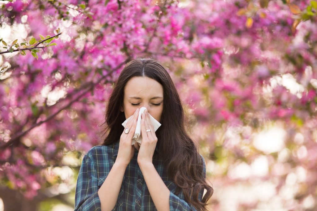 Osoba cierpiąca na alergiczne zapalenie błony śluzowej nosa