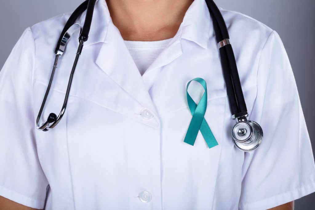 Niebieska kokarda symbolizująca profilaktykę raka szyjki macicy