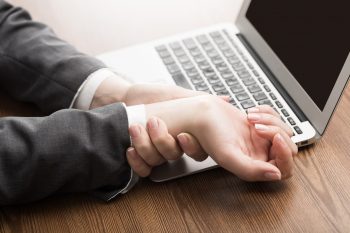 Zespół cieśni nadgarstka – objawy, leczenie