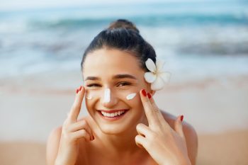 Jak dbać o skórę latem? Poznaj zasady letniej pielęgnacji!