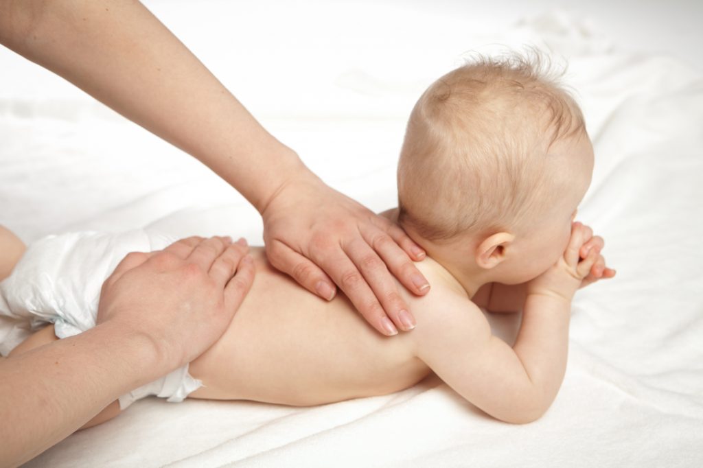 Dziecko podczas masażu