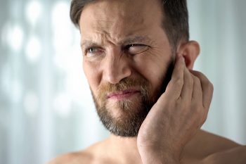 Ucho pływaka – przyczyny, objawy, leczenie