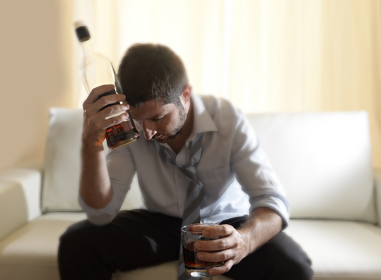 Mężczyzna pijący alkohol w samotności