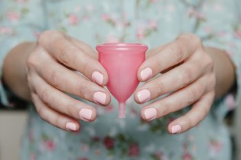 Kubeczek menstruacyjny. Poznaj jego wady i zalety