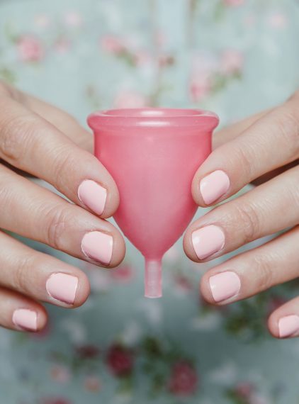 Kubeczek menstruacyjny. Poznaj jego wady i zalety