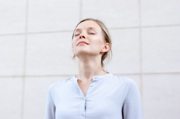 Oddychanie przeponowe. Dlaczego warto oddychać w ten sposób?