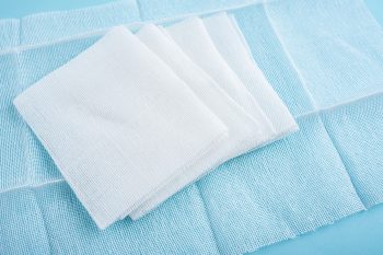 Czym różni się gaza jałowa od niejałowej?