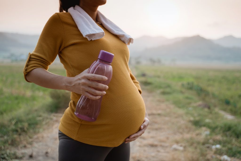 Kobieta spacerująca w ciąży