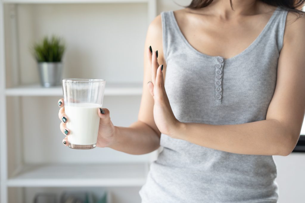 Kobieta ze szklanką mleka