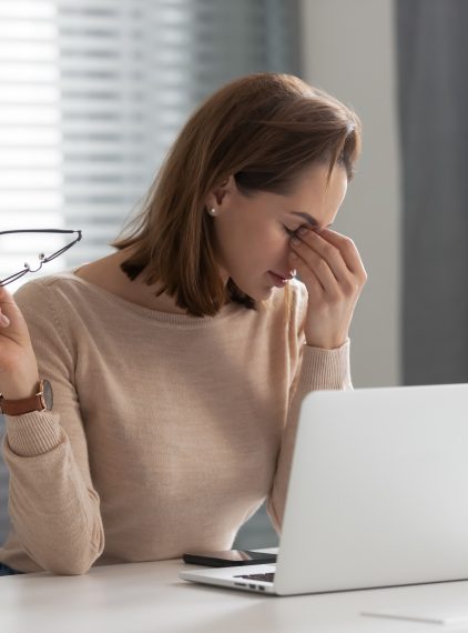 Zespół oka biurowego. Jak dbać o wzrok, pracując przed komputerem?