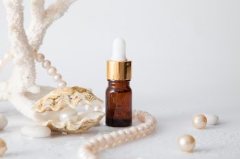 Kawior, perły i bursztyn w kosmetykach – jak działają?