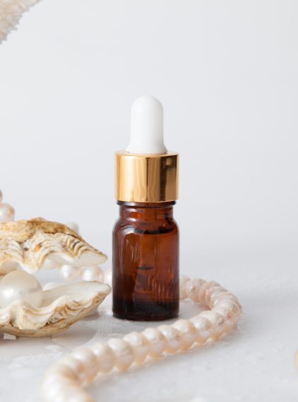 Kawior, perły i bursztyn w kosmetykach – jak działają?