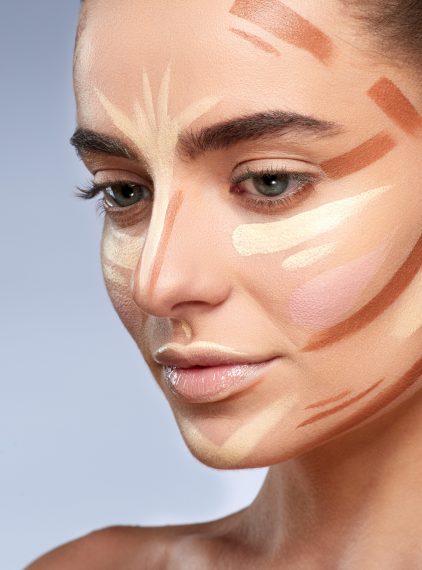 Czym jest konturowanie twarzy?