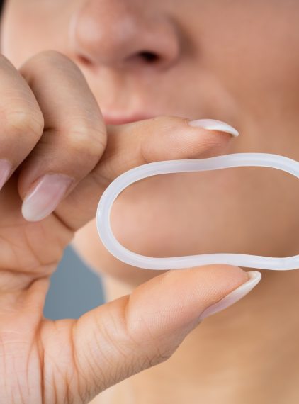 Jak założyć krążek dopochwowy?