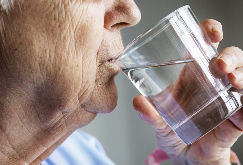 Senior pijący wodę