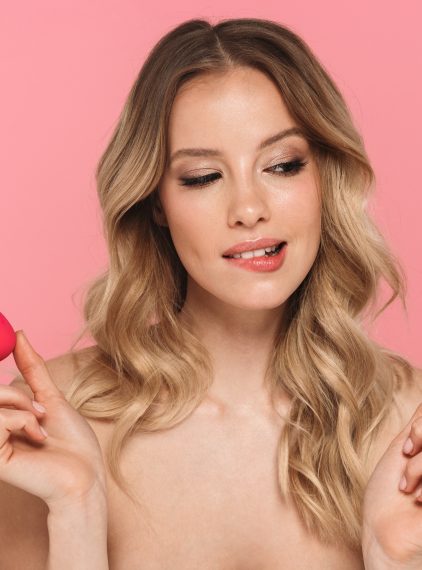 Palce, pędzel, a może gąbeczka – czym nakładać podkład?