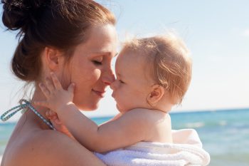 Co zabrać na letni wyjazd z niemowlakiem?