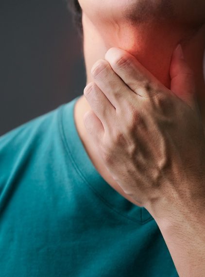 Rak krtani. Jak się objawia?