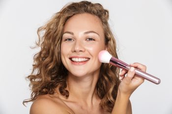Pędzle do makijażu – jakie są ich rodzaje? Jak o nie dbać?