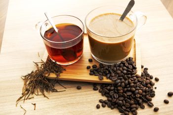 Teina w herbacie – co ma wspólnego z kofeiną?