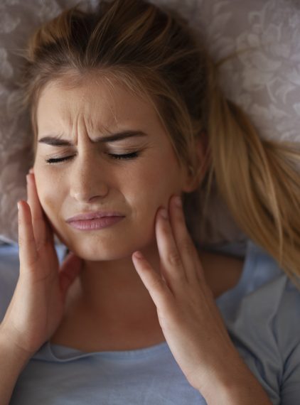 Zgrzytanie zębami (bruksizm) – jakie są jego objawy?