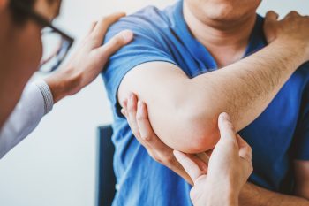 Łokieć tenisisty. Kto jest narażony na tę dolegliwość?