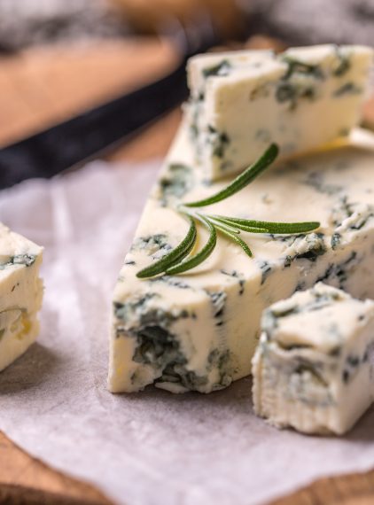 Sery pleśniowe – kto nie powinien ich spożywać?