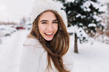 Jak dbać o włosy zimą?