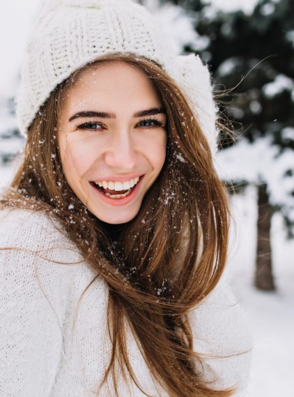 Jak dbać o włosy zimą?