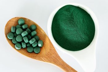 Spirulina – co daje, na co działa i w czym pomaga? Sprawdź, dlaczego warto jeść algi
