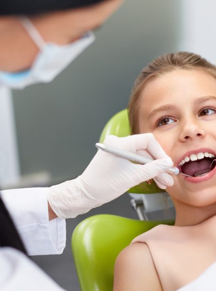 Zęby stałe – jakie pełnią funkcje i kiedy się pojawiają?