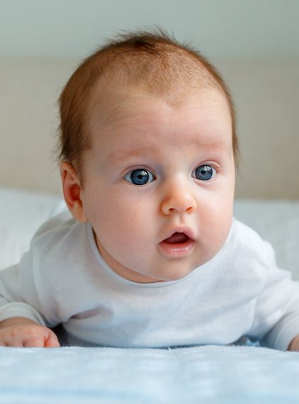 Kiedy dziecko zaczyna trzymać główkę?