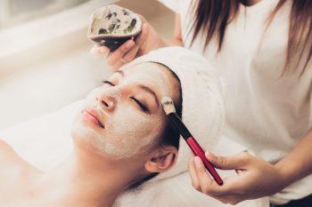 Peeling enzymatyczny – łagodny sposób na usunięcie martwego naskórka