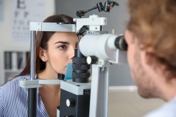 Czerniak oka – jakie są jego objawy?