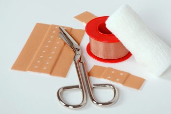 Suchy jałowy opatrunek – jak go przeciąć?